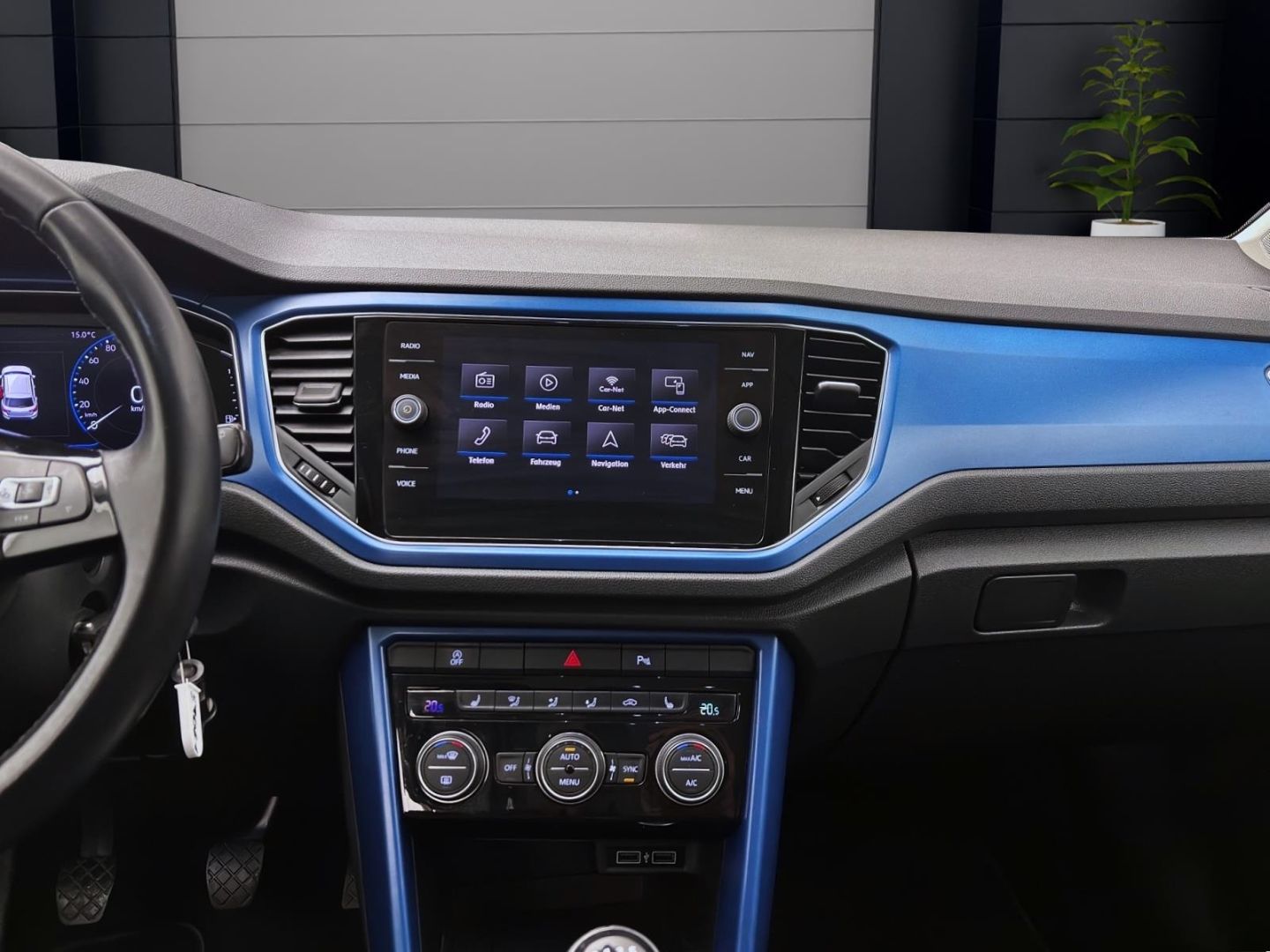Volkswagen T-Roc 1.5 TSI STYLE - Samsaru's Car Outlet