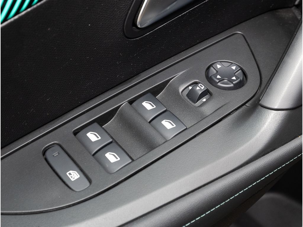 Peugeot 2008 ELEKTRO ALLURE - Samsaru's Car Outlet