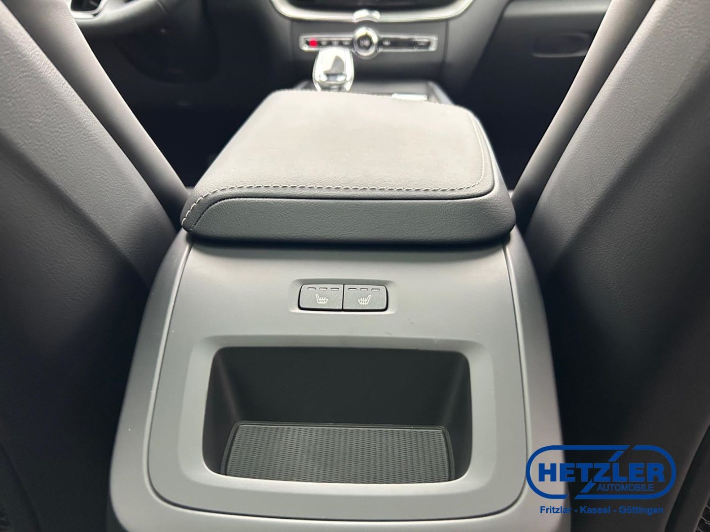 Volvo XC60 Plus Dark AWD B5 Benzin EU6e AHK Leder Digi