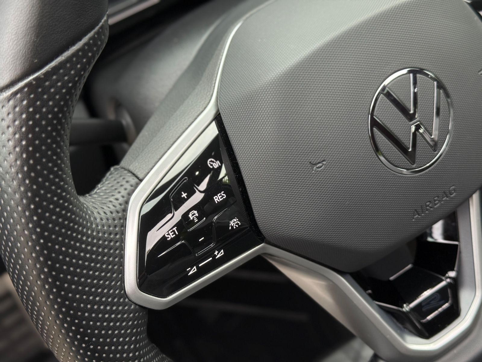 Volkswagen T-Roc TDI R-Line - Samsaru's Car Outlet