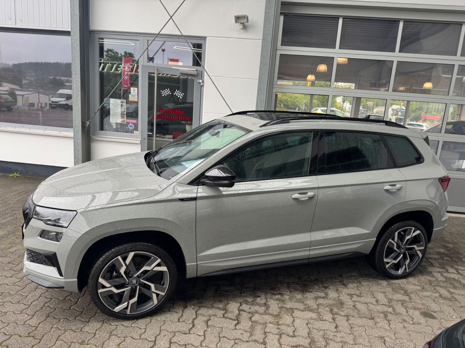 Skoda Karoq Sportline 1,5TSI DSG, Pano,AHK,19,360°,5Ja