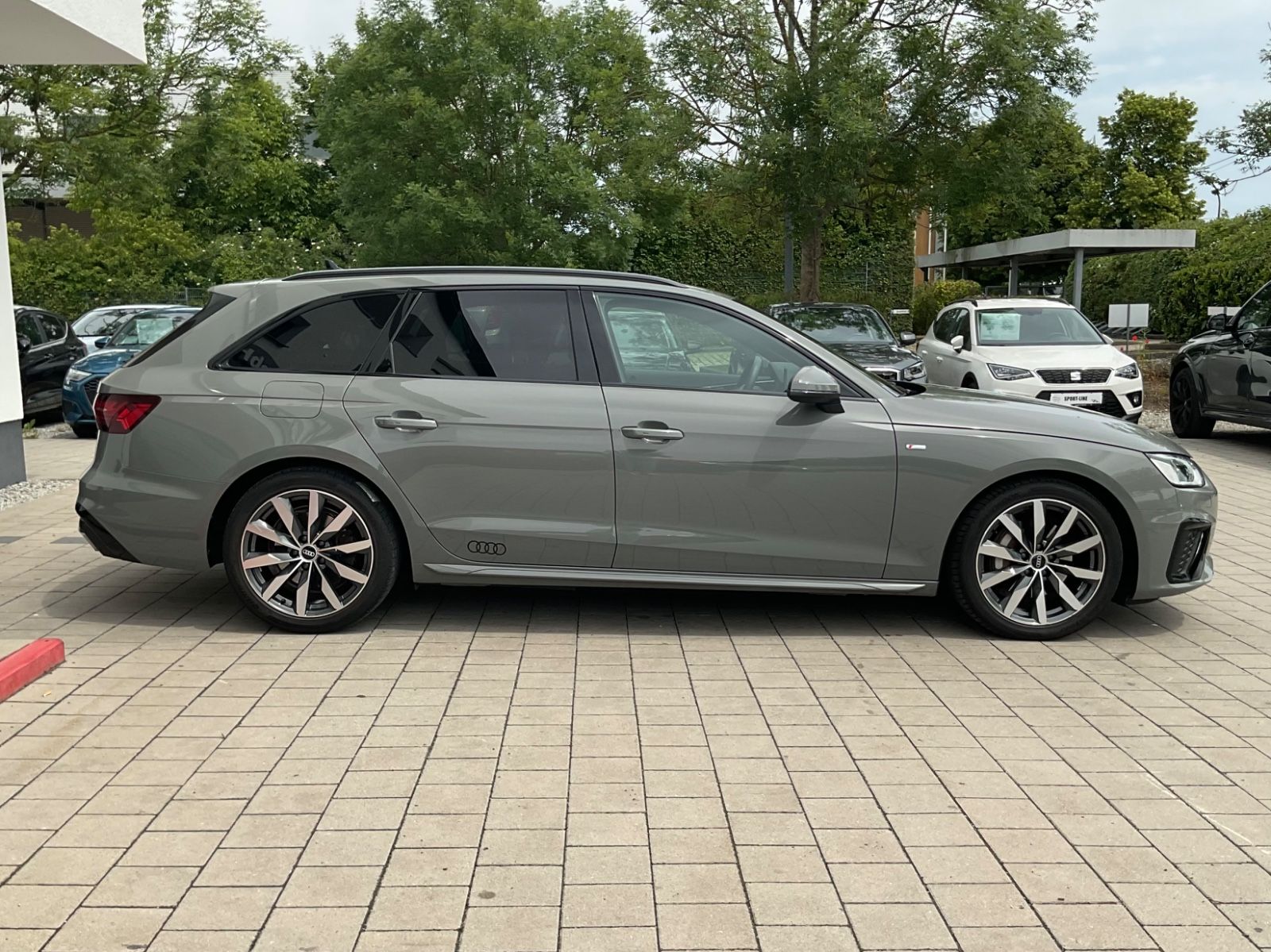 Audi A4 Av.40 TFSI quattro S line - Samsaru's Car Outlet