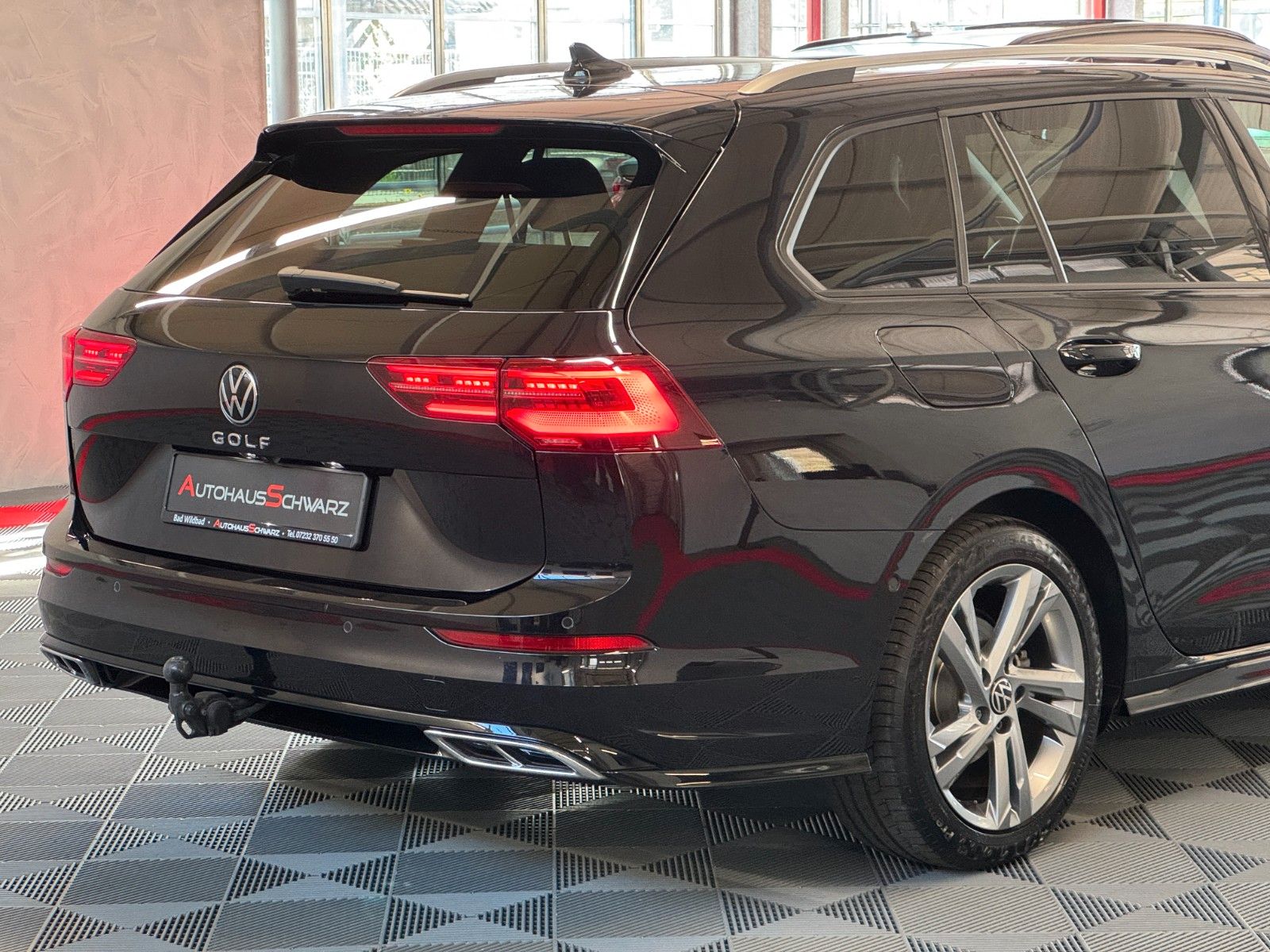 Volkswagen Golf VIII Variant R-Line - Samsaru's Car Outlet