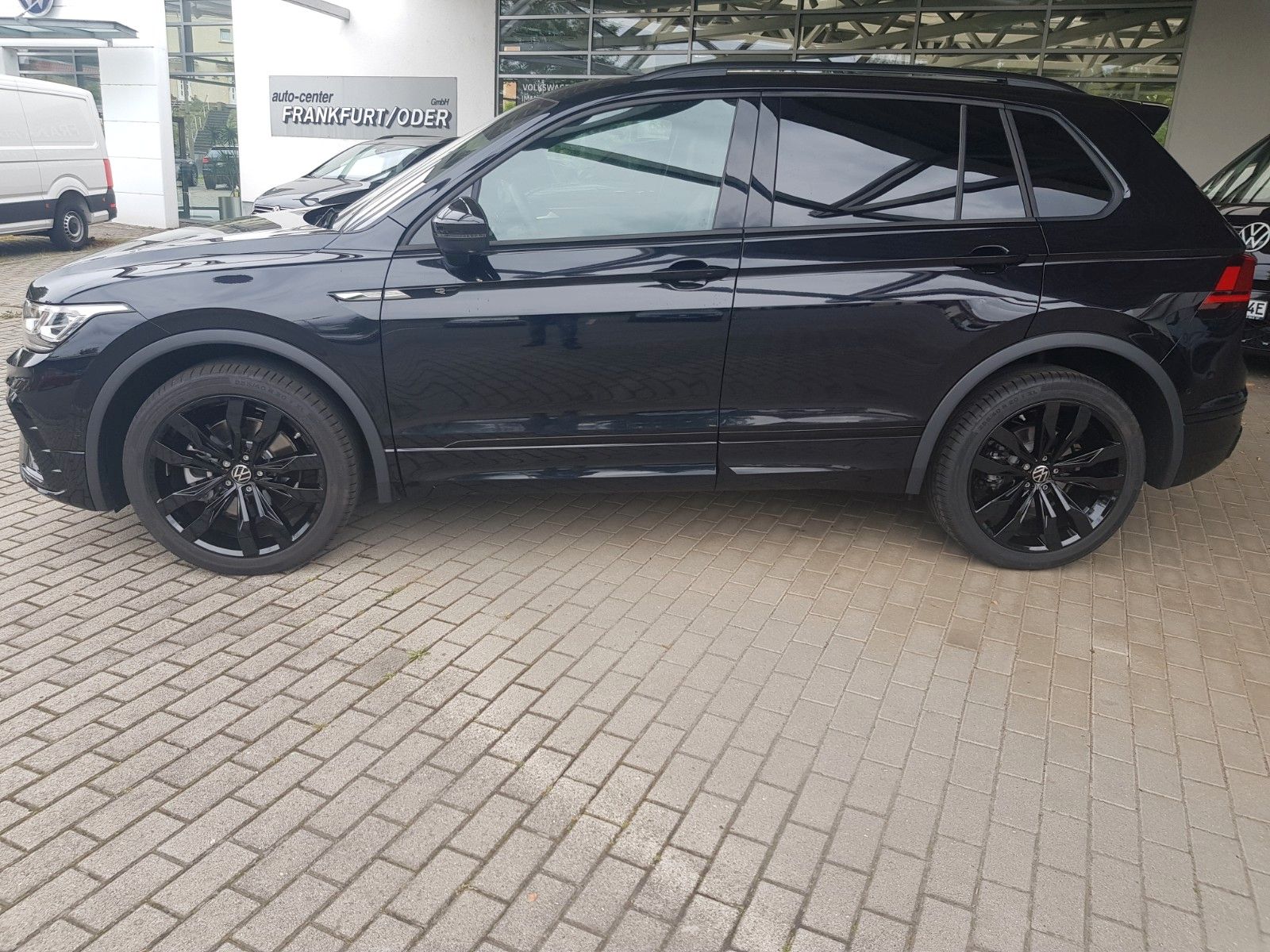 Volkswagen Tiguan 2.0 TDI SCR 4MOTION R-Line - Samsaru's Car Outlet