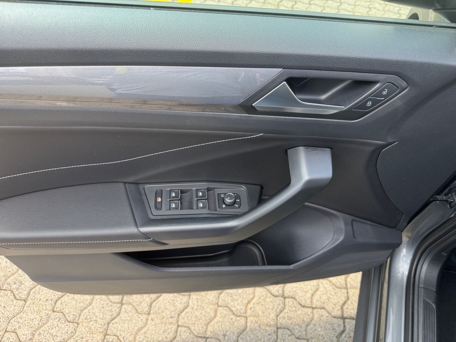 Volkswagen T-Roc 2.0 TDI DSG Style - Samsaru's Car Outlet