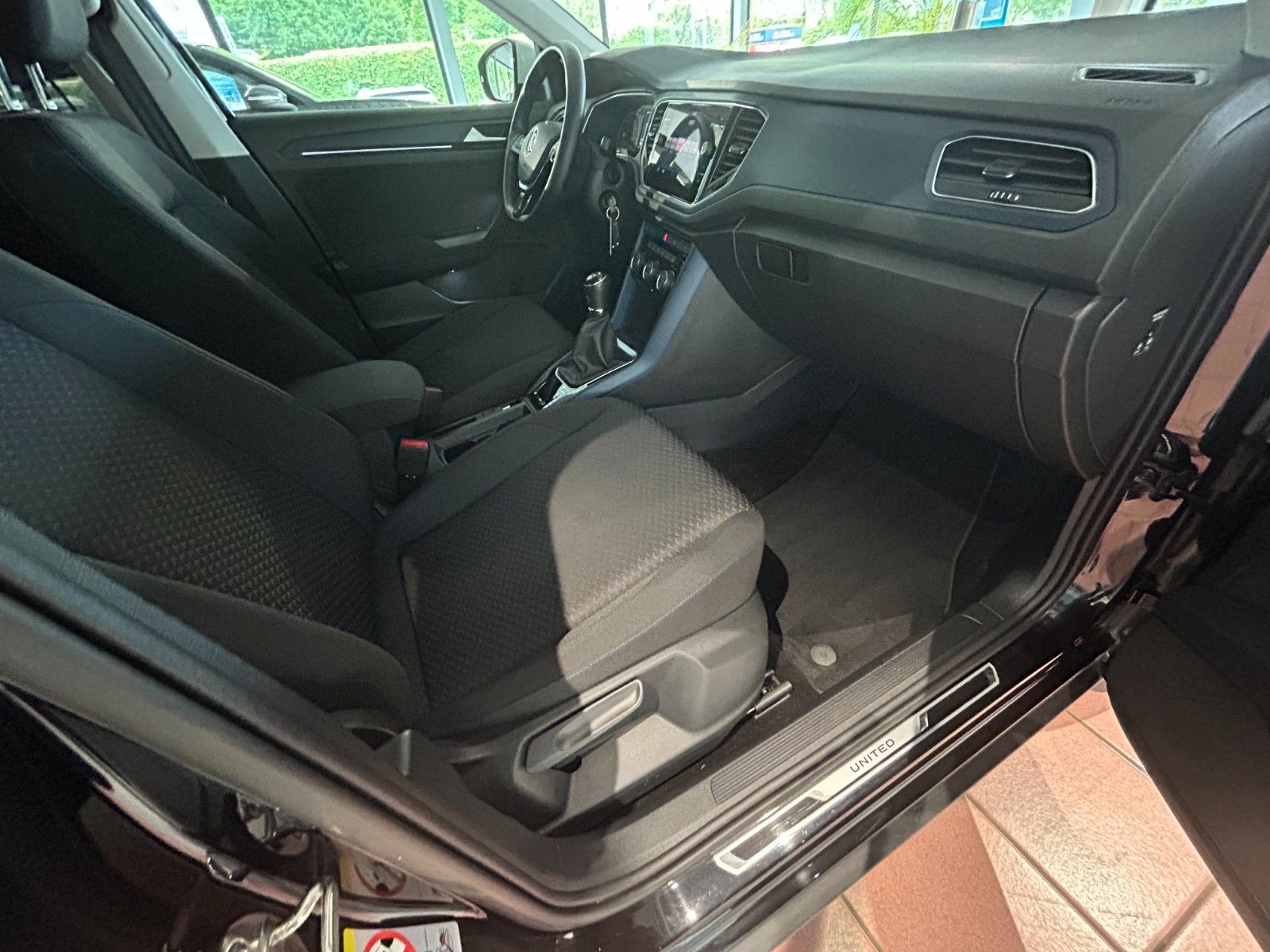 Volkswagen T-ROC 1.5 TSI United - Samsaru's Car Outlet