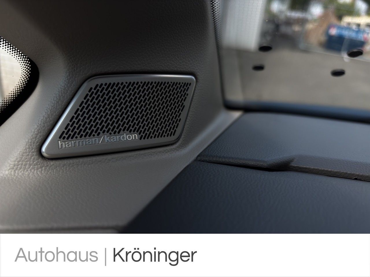 Volkswagen T7 Multivan Style - Samsaru's Car Outlet
