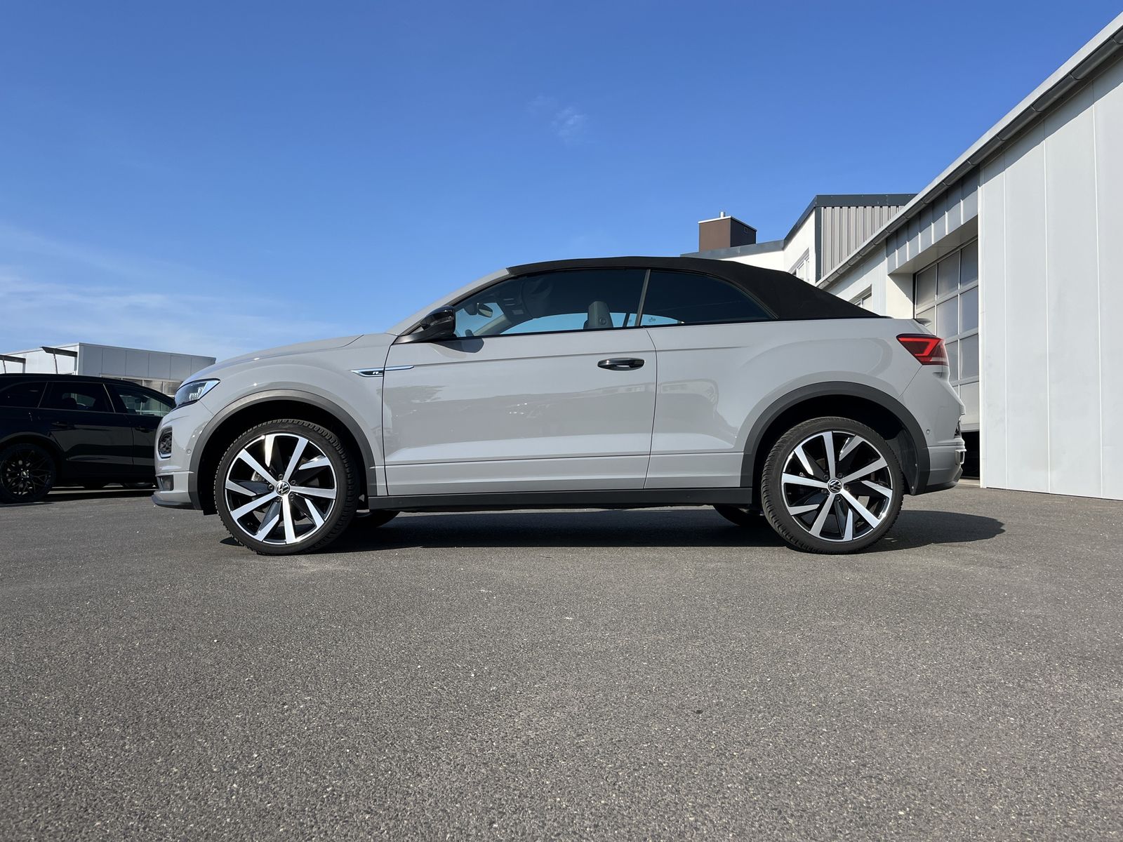 Volkswagen T-Roc 1.5 TSI R-Line - Samsaru's Car Outlet