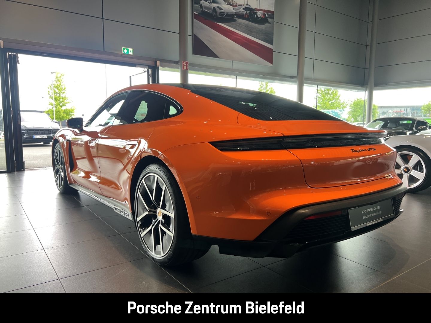 Porsche Taycan GTS Pastellorange Soft-Close SurroundView