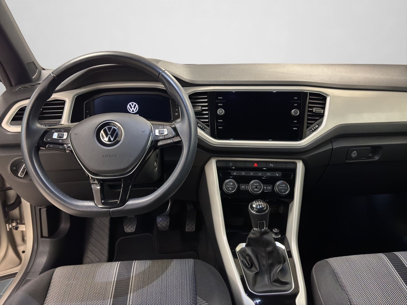 Volkswagen T-Roc Cabriolet 1.5 TSI Style - Samsaru's Car Outlet