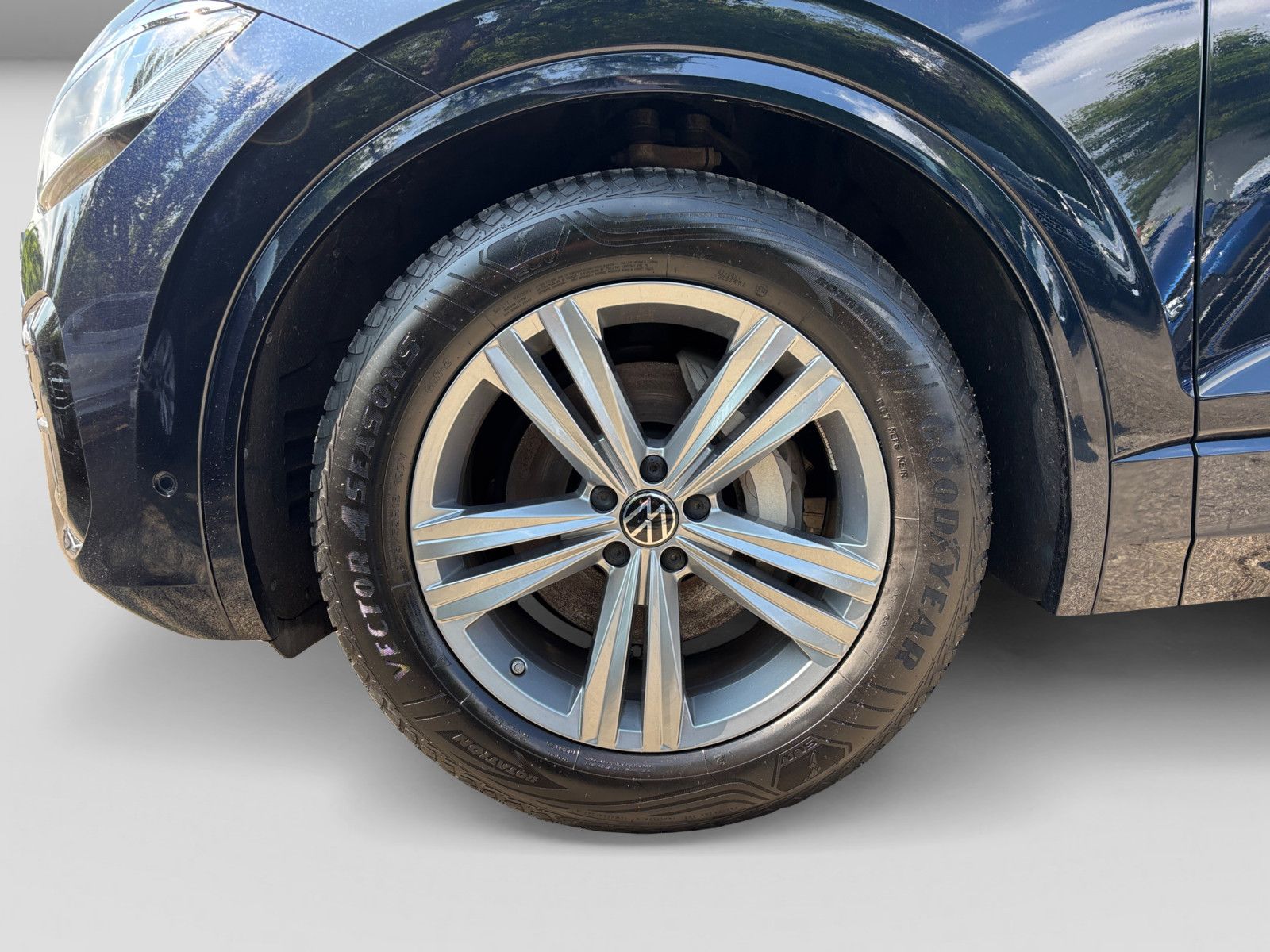 Volkswagen Touareg R-Line 4Mo - Samsaru's Car Outlet