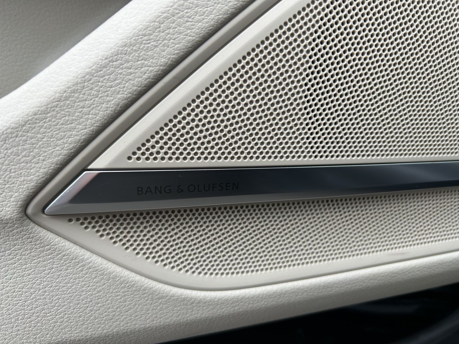 Audi A8 L 60 TFSIe quattro S-LINE - Samsaru's Car Outlet
