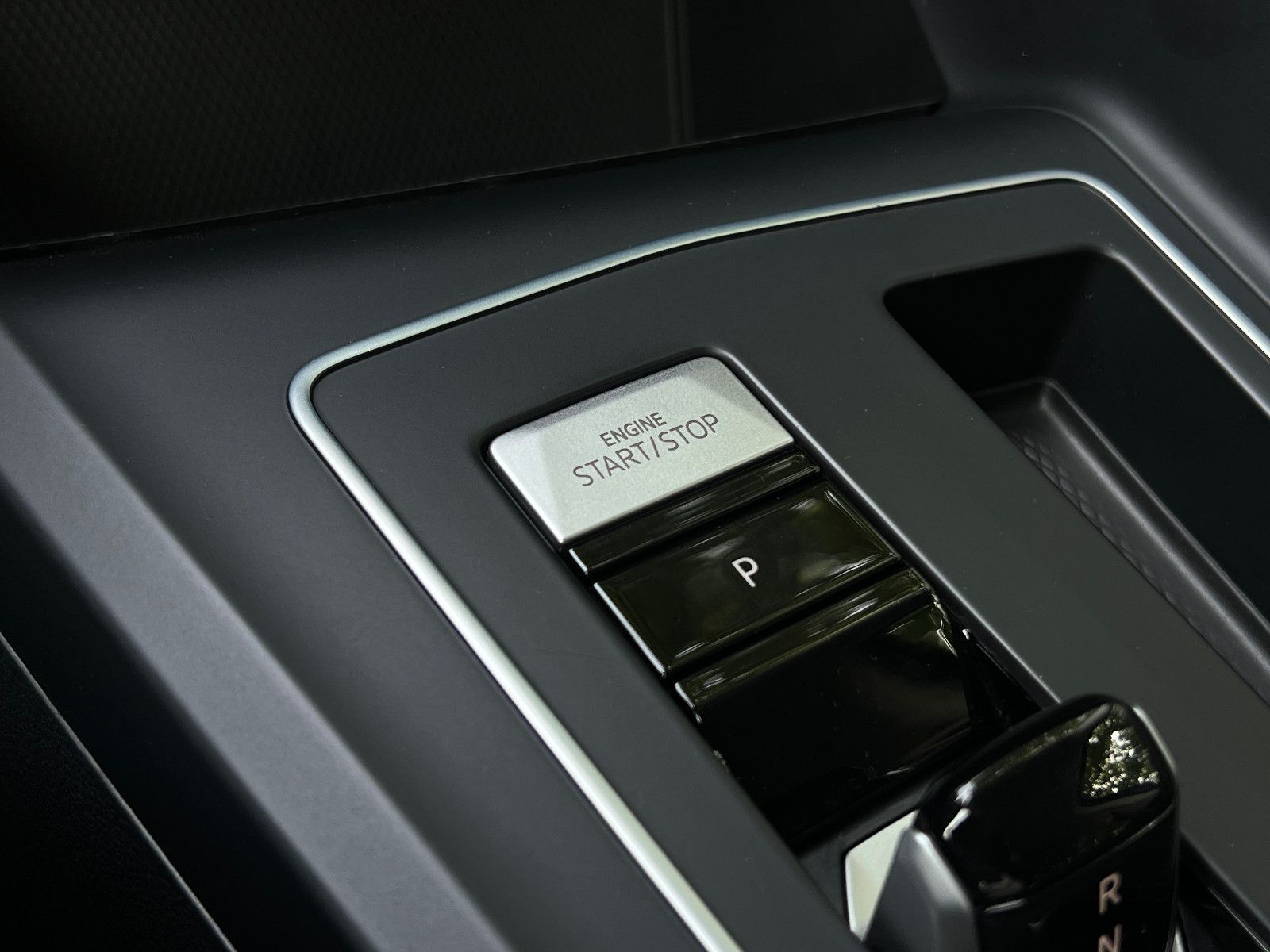 Volkswagen Golf VIII R-Line - Samsaru's Car Outlet