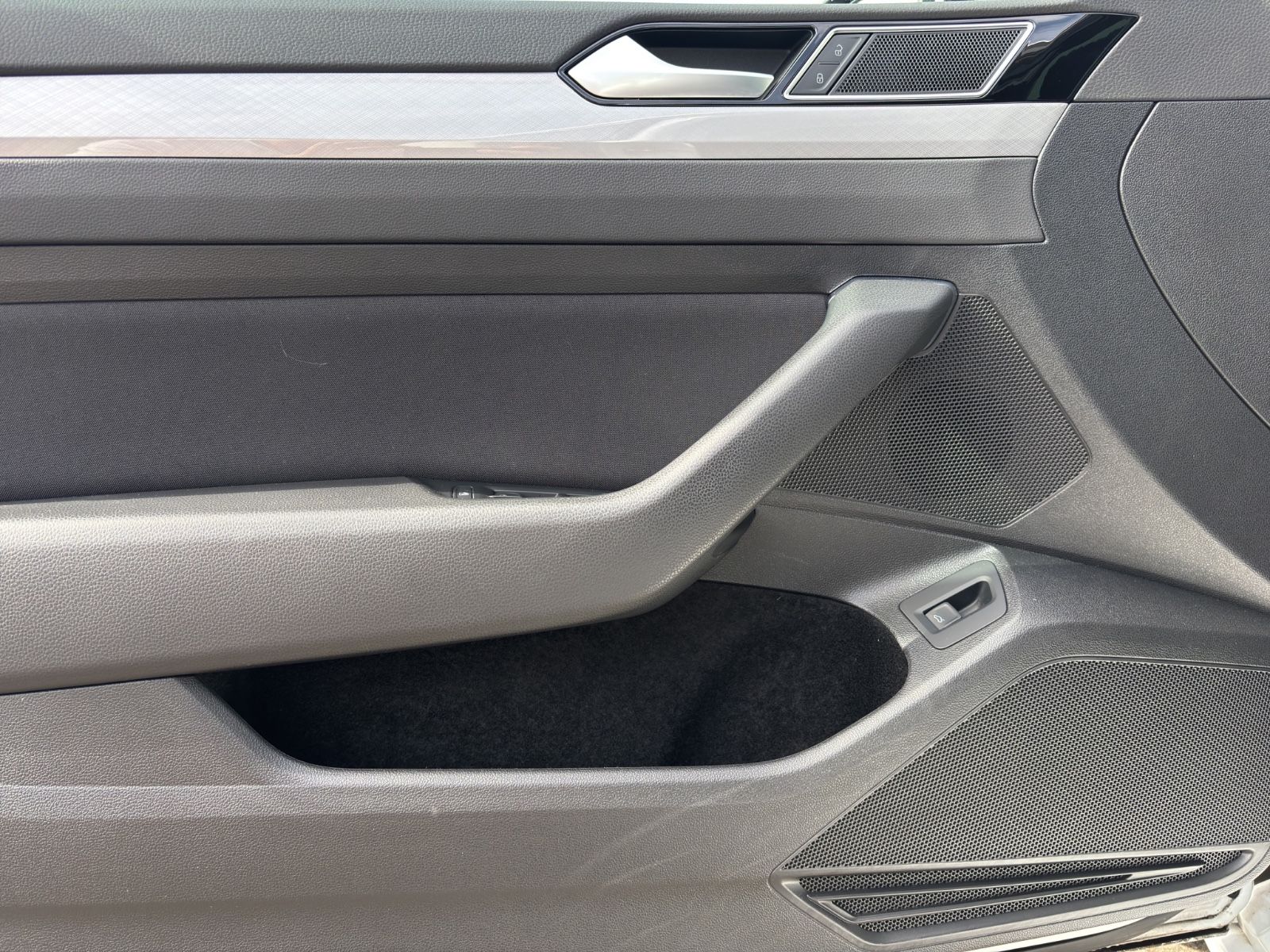 Volkswagen Passat Var. R Line - Samsaru's Car Outlet