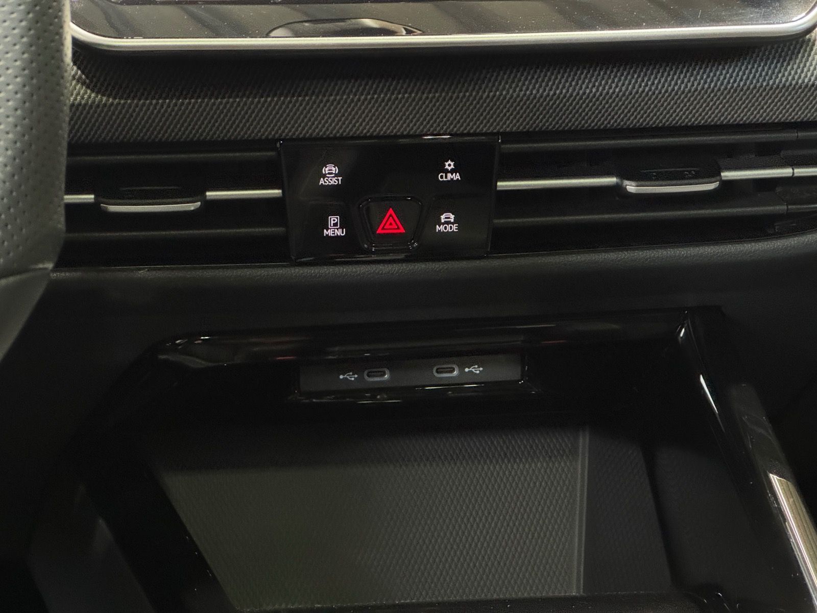 Volkswagen Golf R-Line 1.5 eTSI DSG | MATRIX NAVI PANO AHK