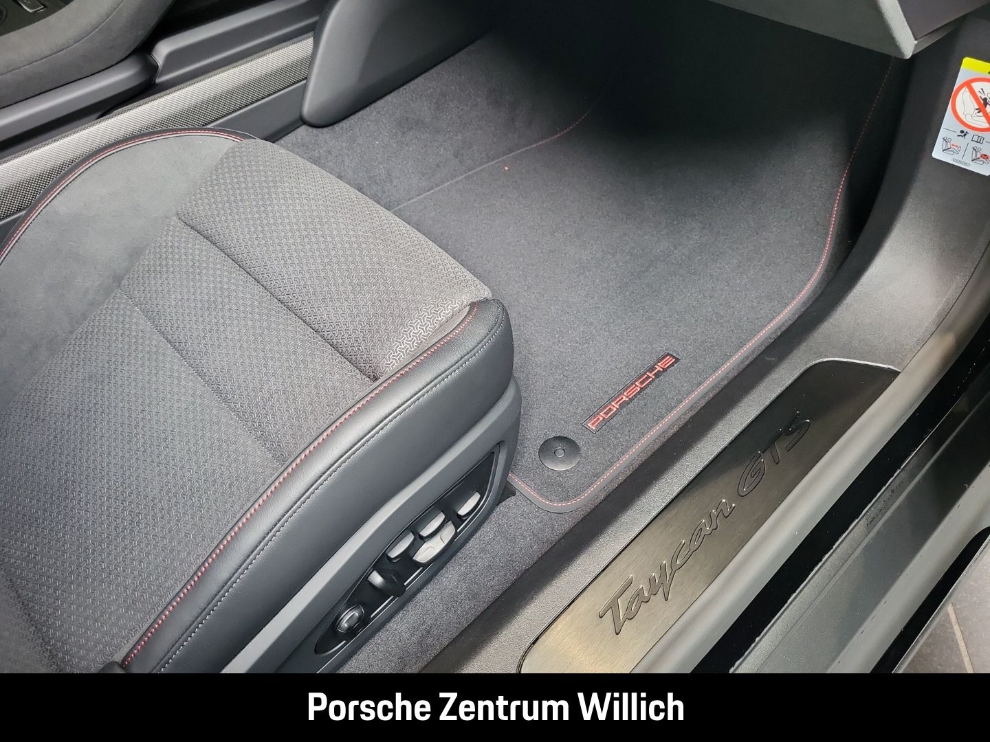 Porsche Taycan GTS HA-Lenkung Active-Ride Head-Up