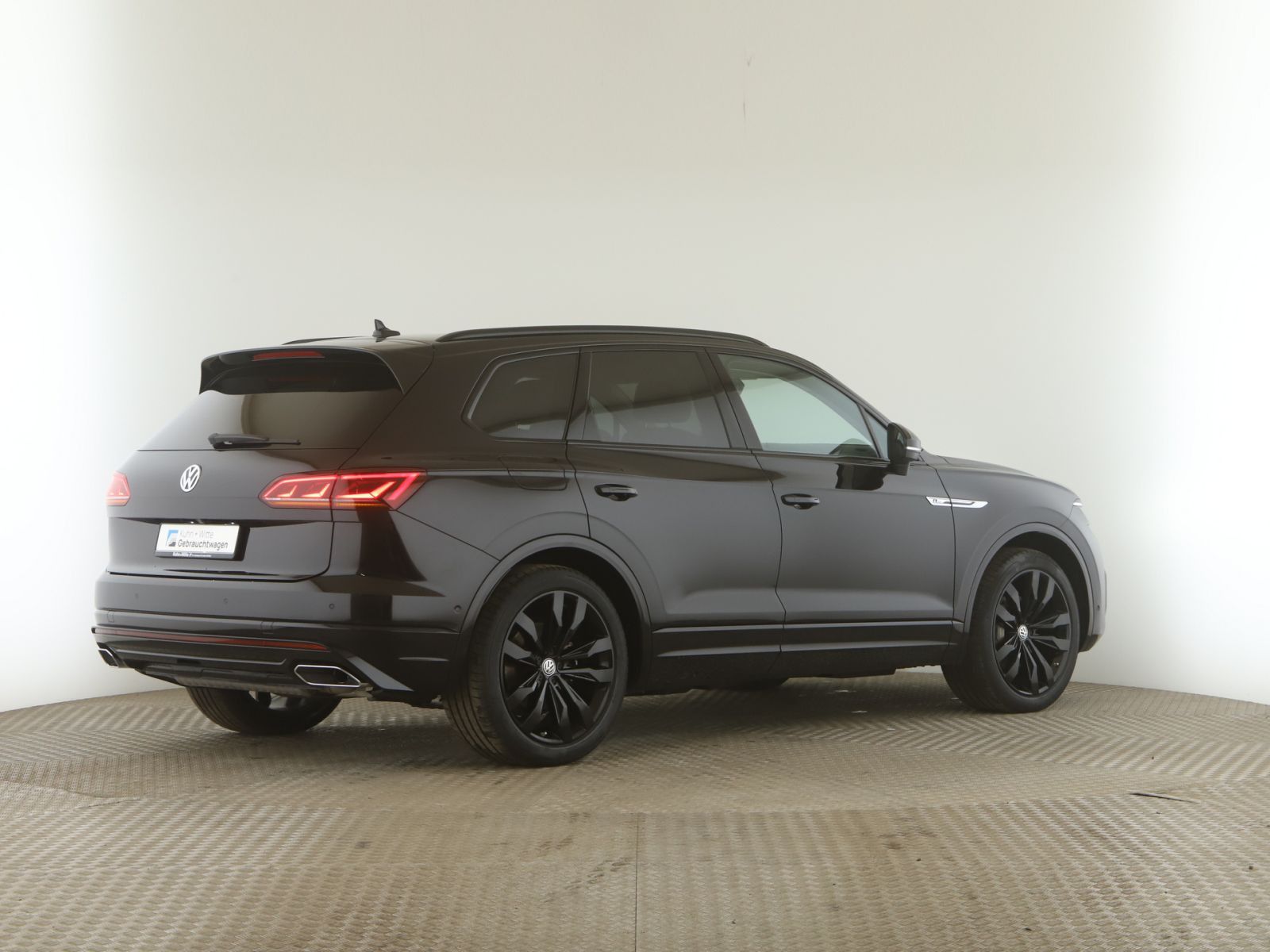 Volkswagen Touareg 3.0 TDI R-Line 4M - Samsaru's Car Outlet