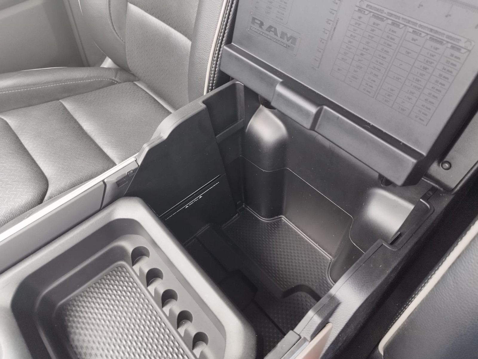 Dodge RAM 1500 Laramie Crew Cab 4x4  Kamera Leder LED