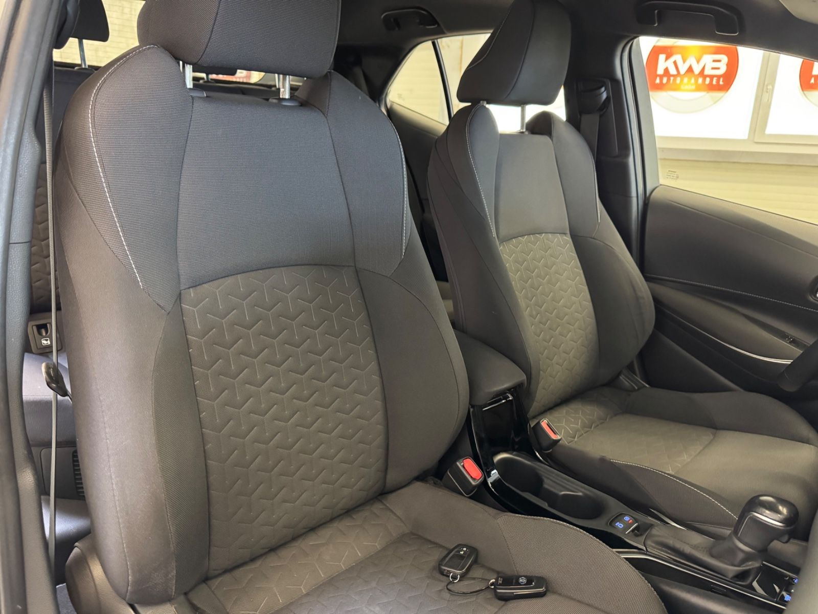 Toyota Corolla 1.8 Hybrid Business Edition - Samsaru's Car Outlet
