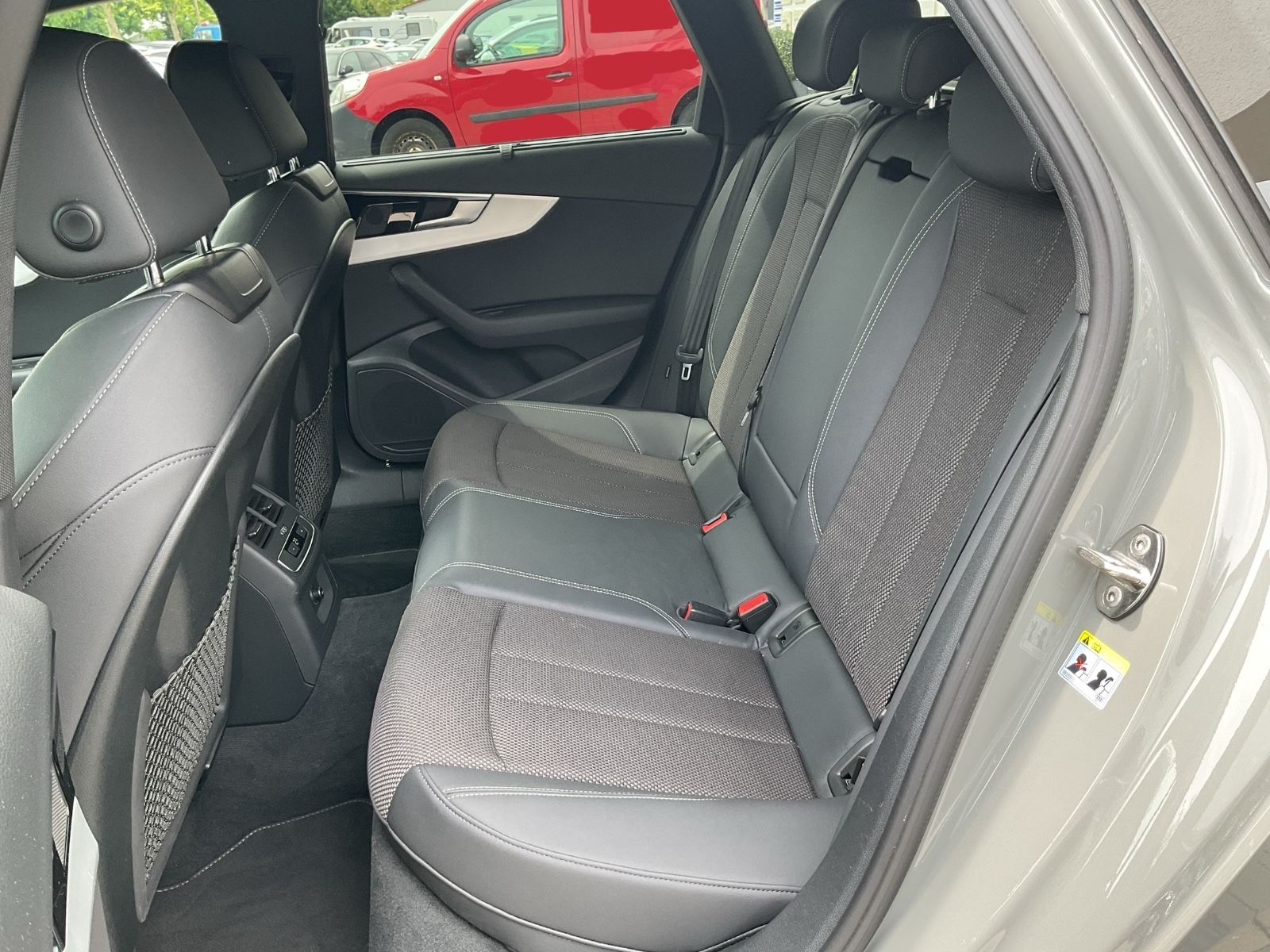 Audi A4 Av.40 TFSI quattro S line - Samsaru's Car Outlet