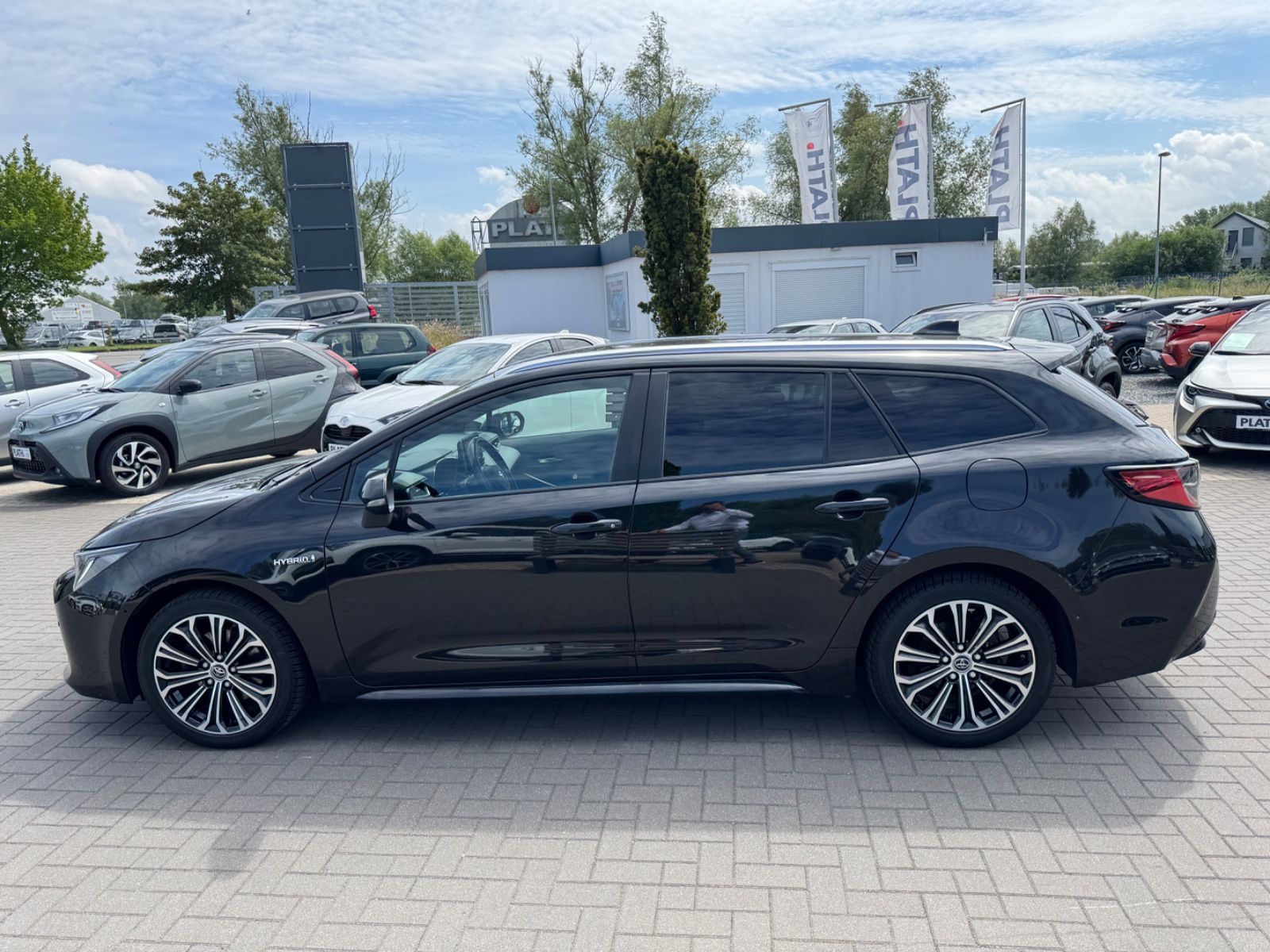 Toyota Corolla Touring Sports Hybrid Club - Samsaru's Car Outlet