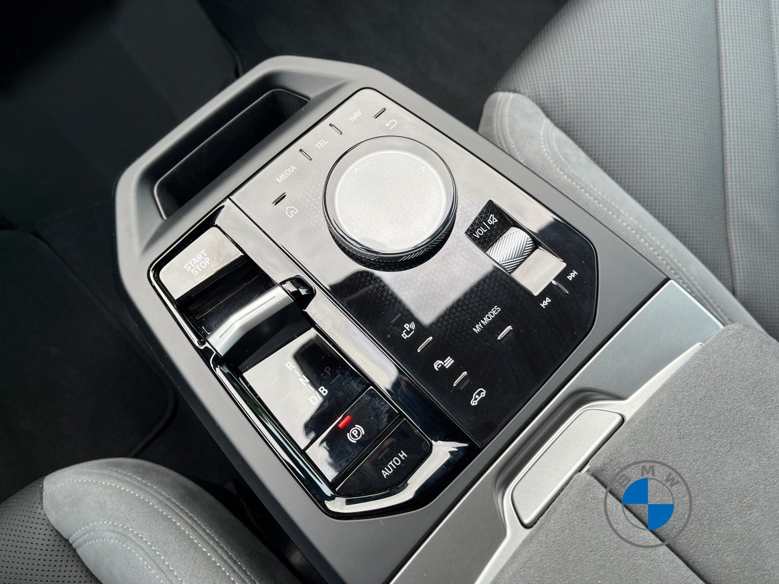 BMW iX M70 xDrive 23" Pano Sky DA/PA Prof. AHK
