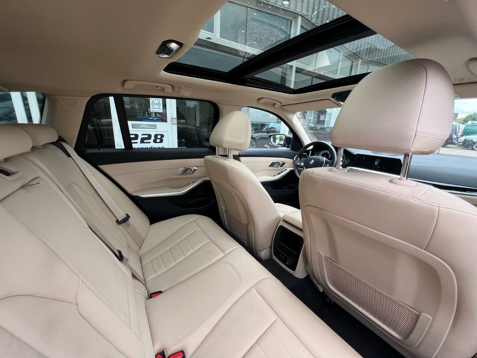 BMW 320i - Samsaru's Car Outlet