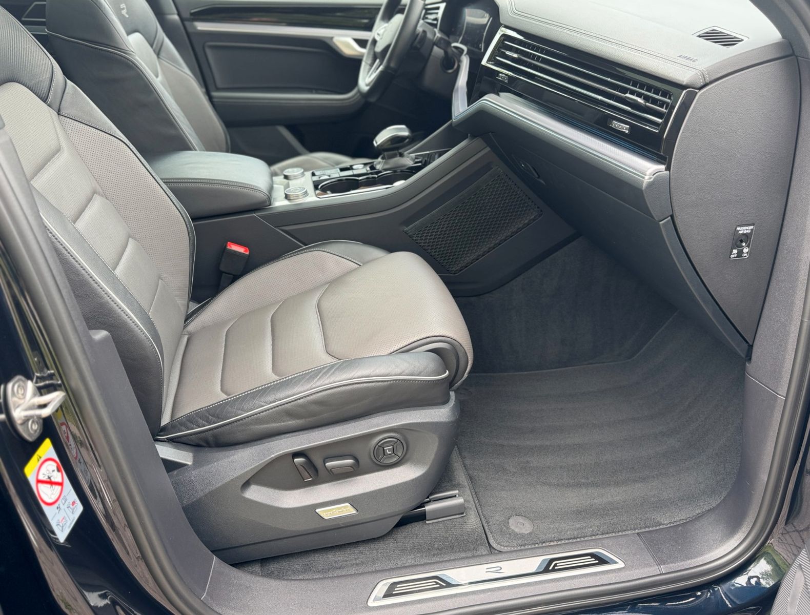 Volkswagen Touareg R-Line 4Motion - Samsaru's Car Outlet