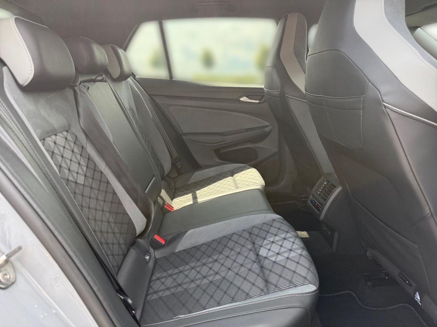 Volkswagen Golf 8 VIII R-Line 1.5 eTSI - Samsaru's Car Outlet