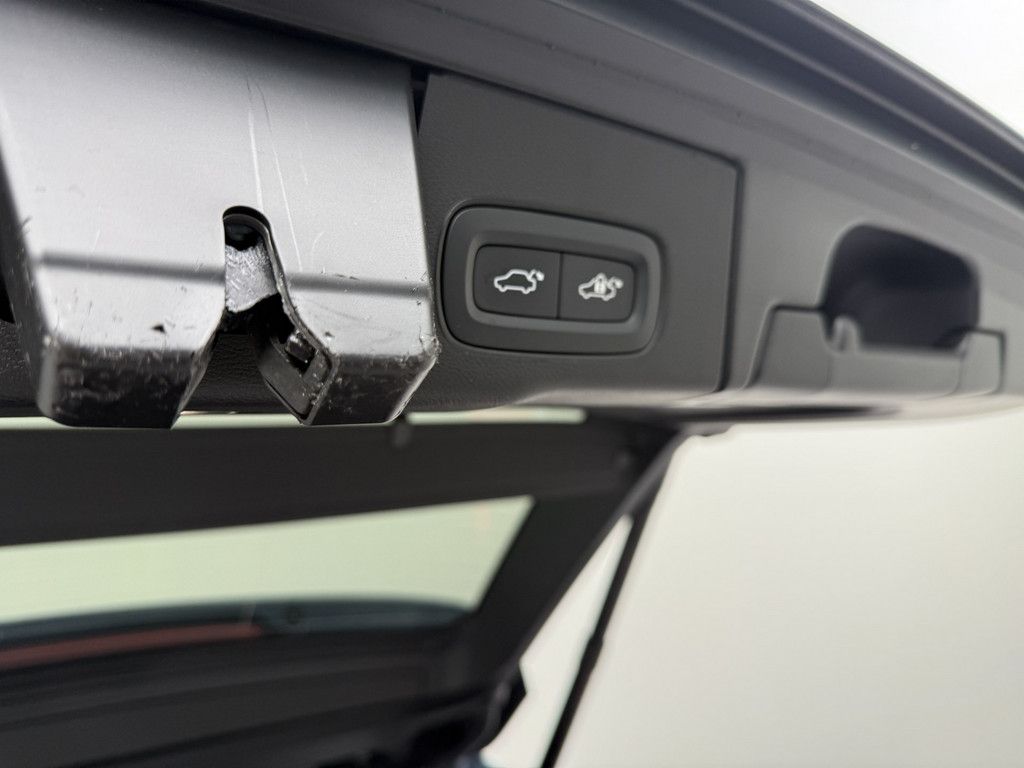 Volvo XC60 T6 Plus Dark Recharge Plug-In Hybrid AWD