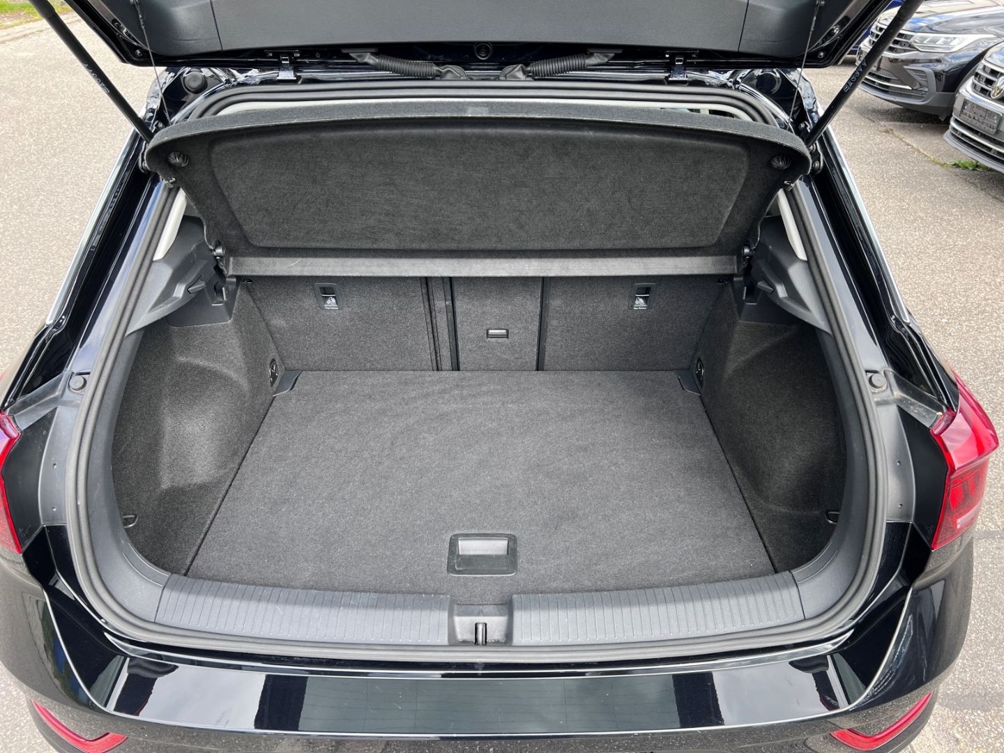 Volkswagen T-Roc 1.0TSI Life - Samsaru's Car Outlet