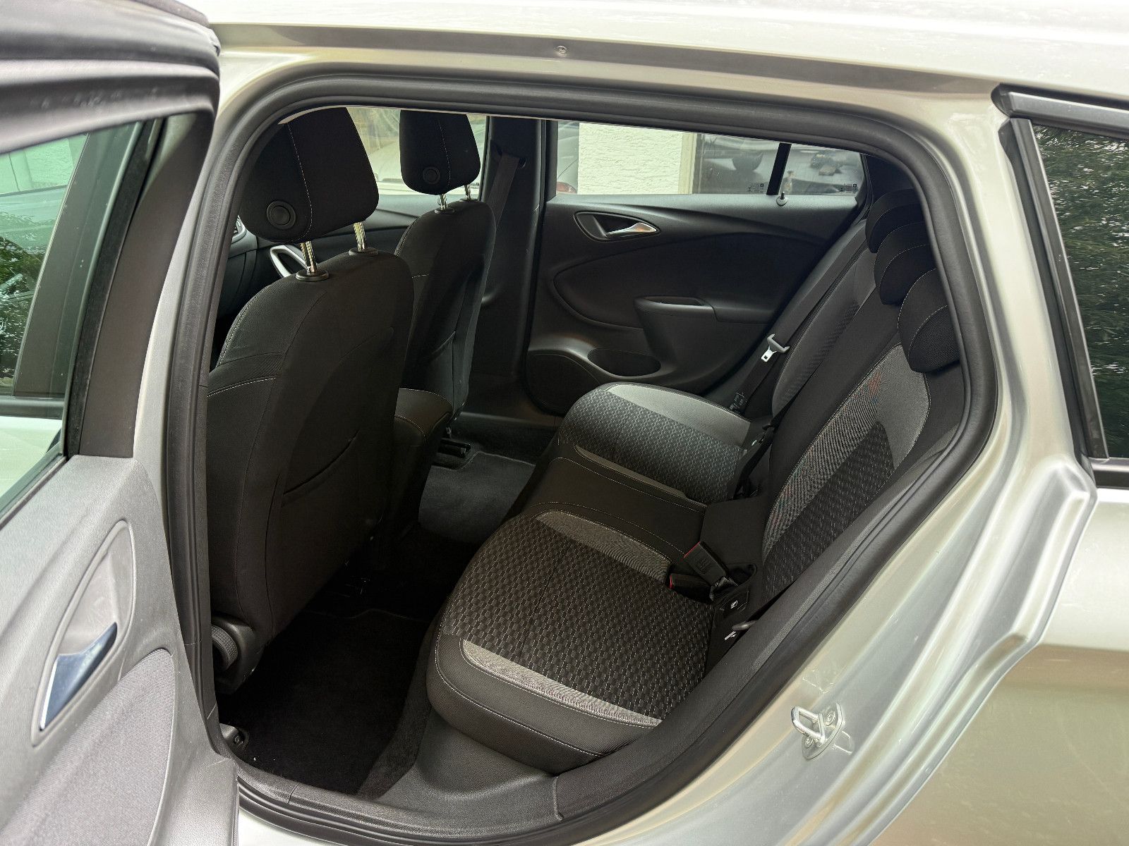 Opel Astra ST 1.5d Business - Samsaru's Car Outlet