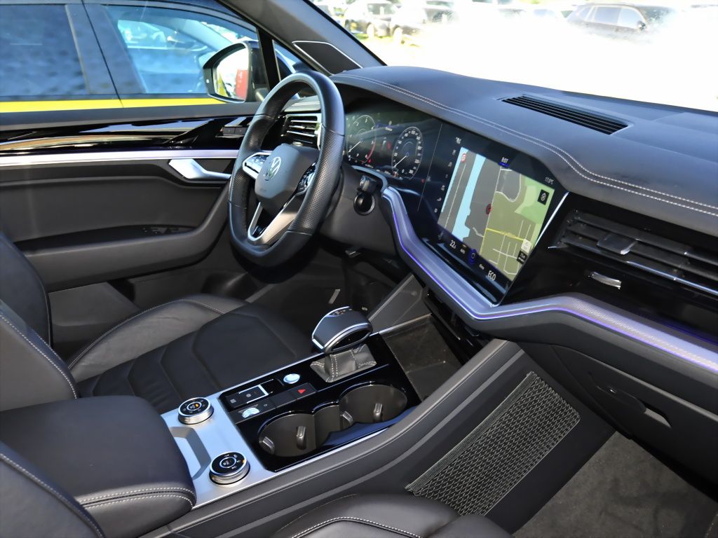 Volkswagen Touareg 3.0 TDI 4M R-Line - Samsaru's Car Outlet