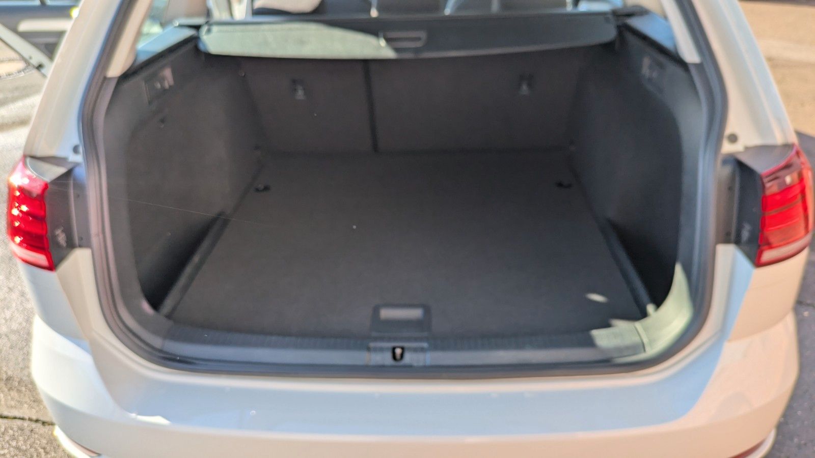 Volkswagen Golf VII Variant Trendline - Samsaru's Car Outlet