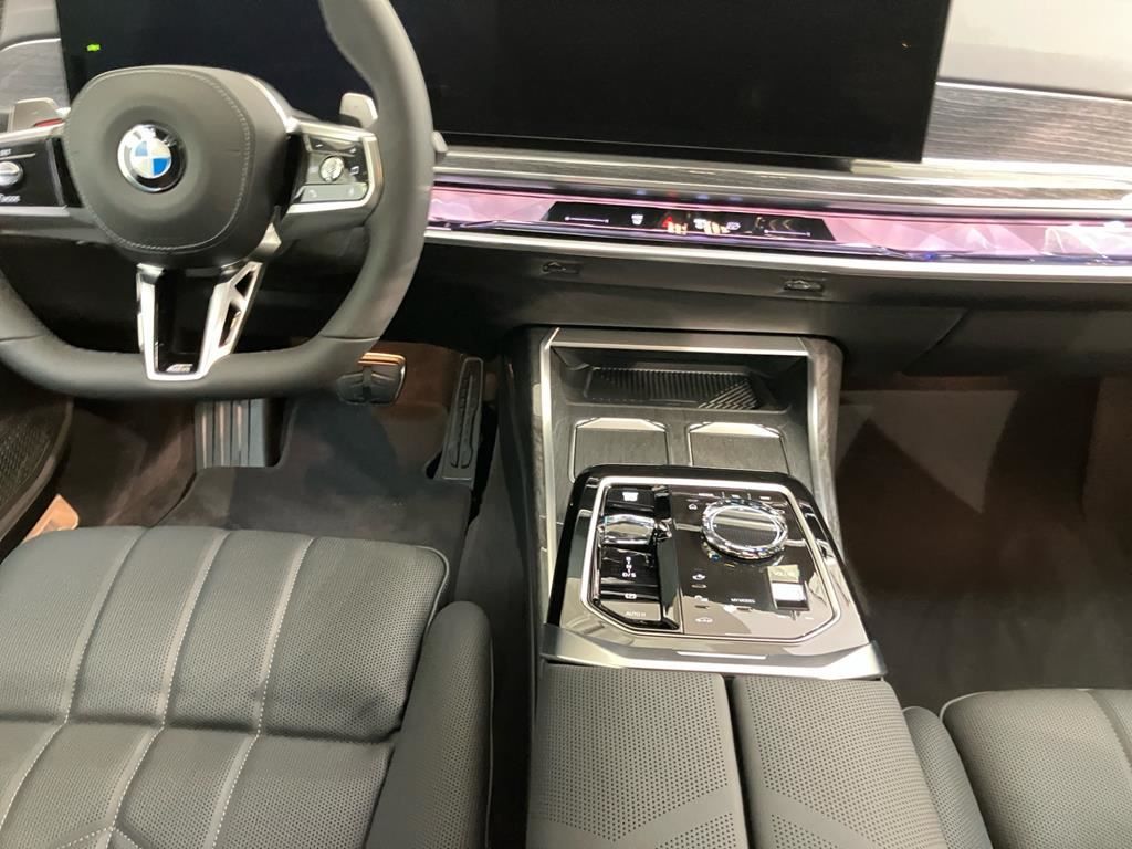 BMW 740d xDr M Sport Pro SkyLounge+TheatreScreen+AHK