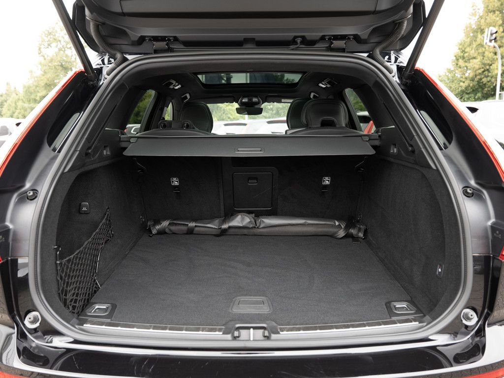 Volvo XC60 B5 AWD Plus Dark AHK KAMERA FACEL. LED PANO