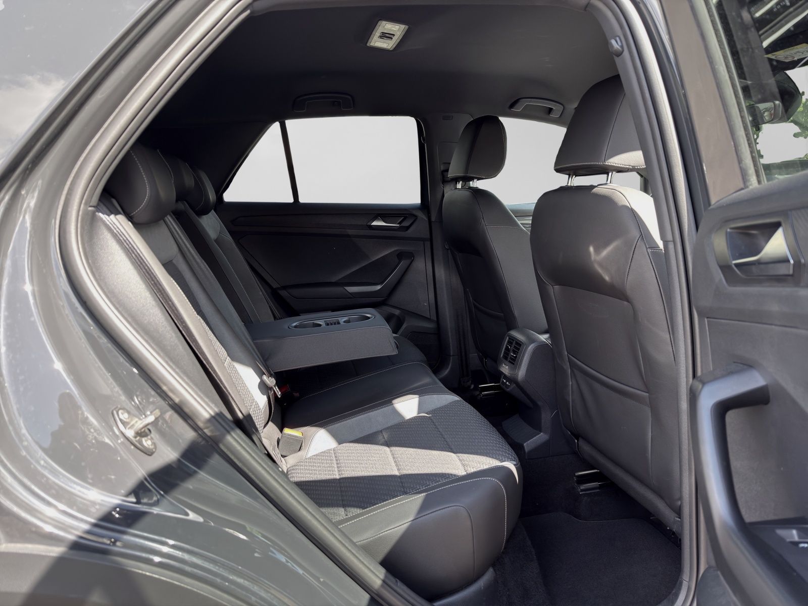 Volkswagen T-Roc TSI DSG 4M R-LINE - Samsaru's Car Outlet