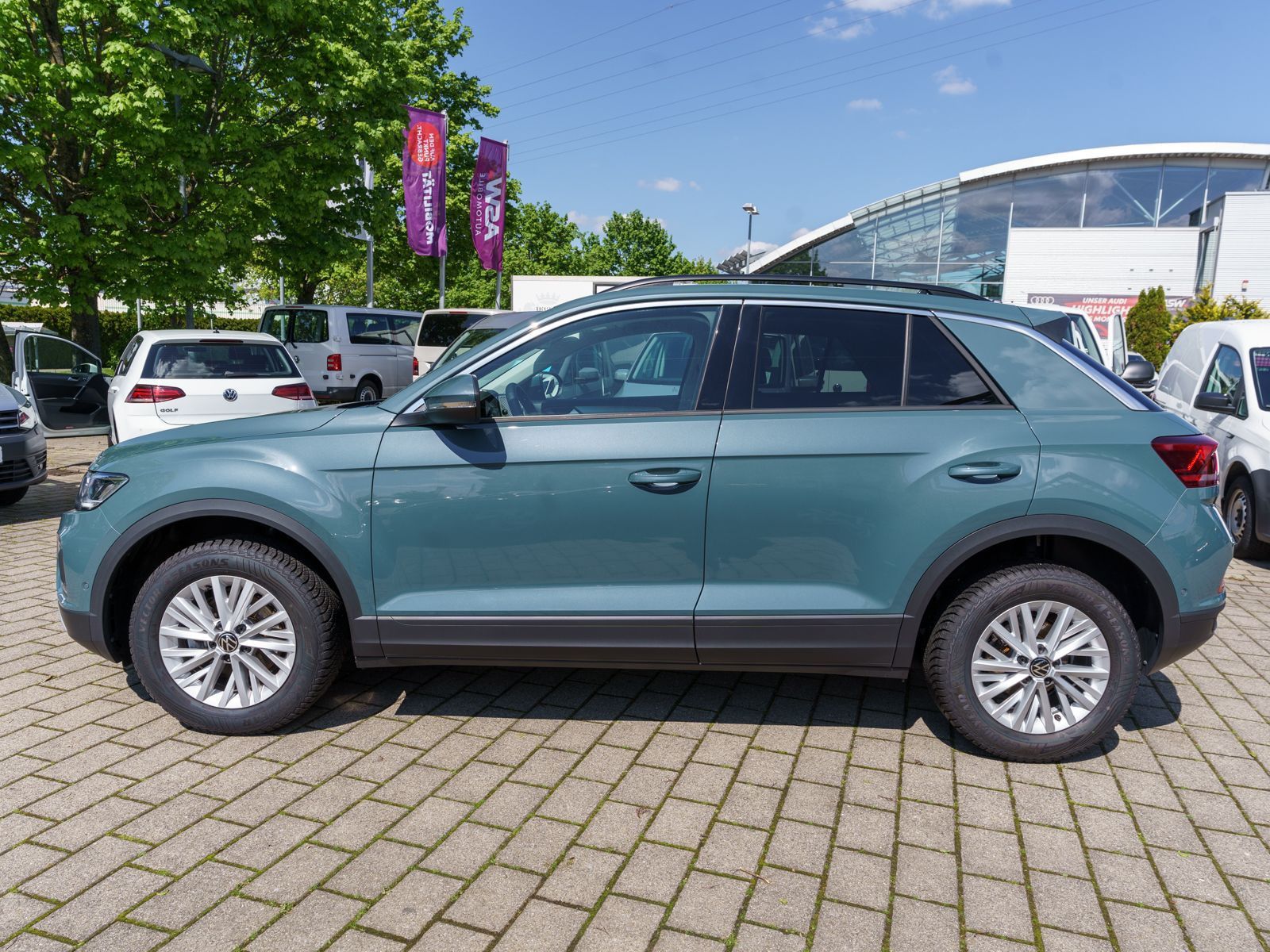 Volkswagen T-Roc Life 1.0TSI - Samsaru's Car Outlet