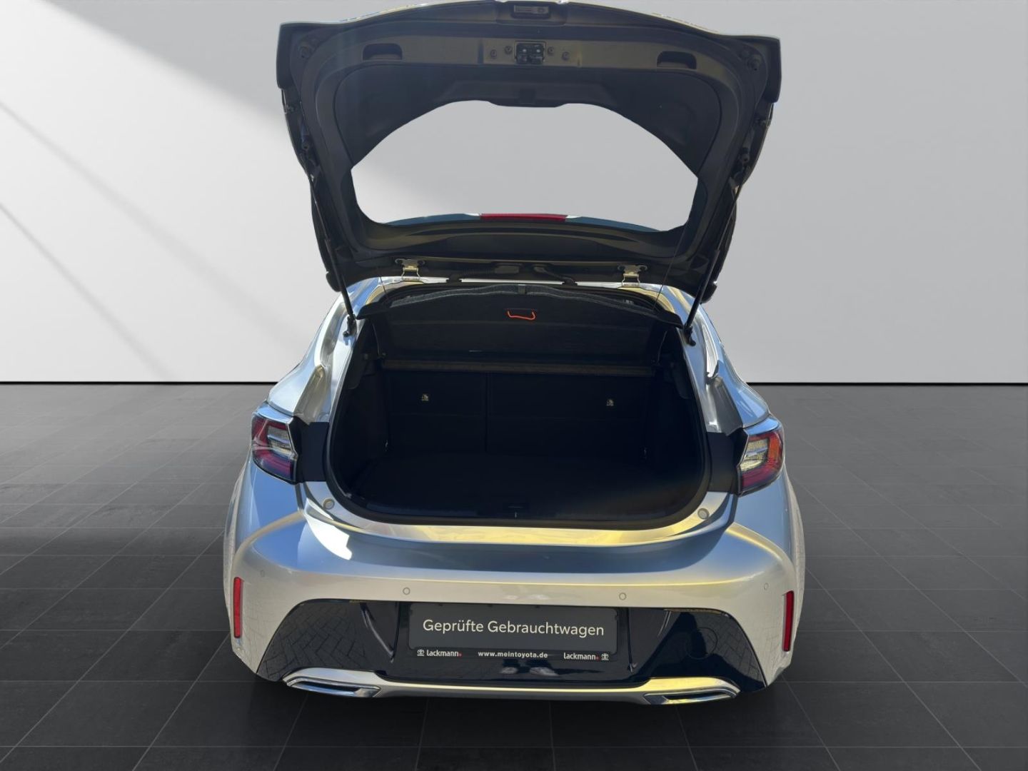 Toyota Corolla 2.0 Hybrid Lounge - Samsaru's Car Outlet