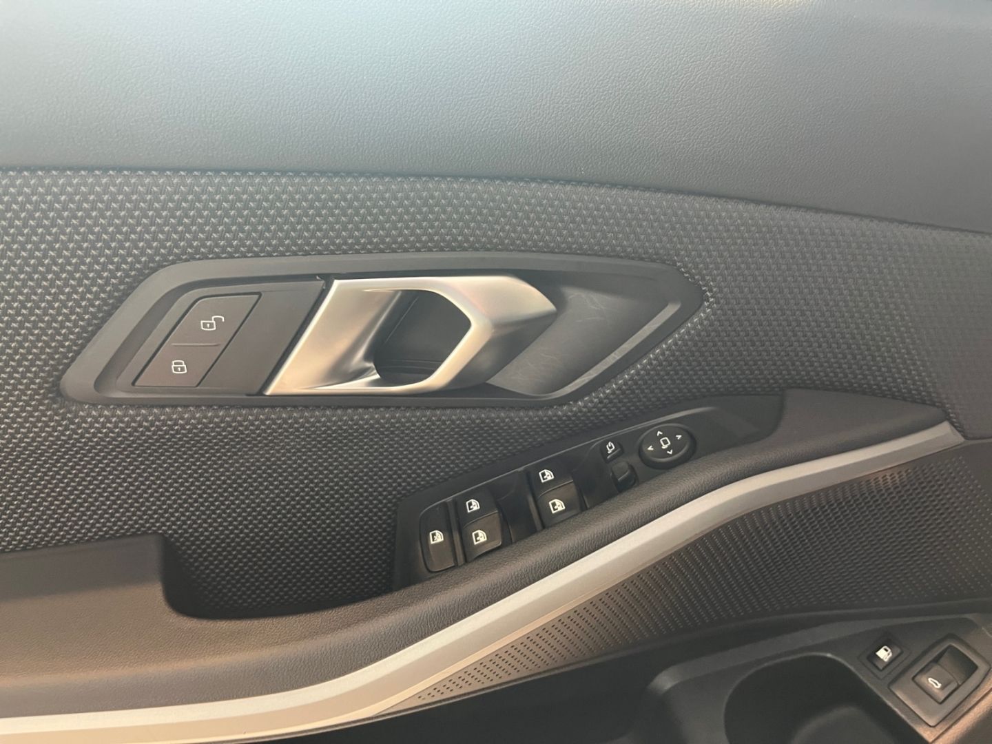 BMW 330 e Advantage - Samsaru's Car Outlet