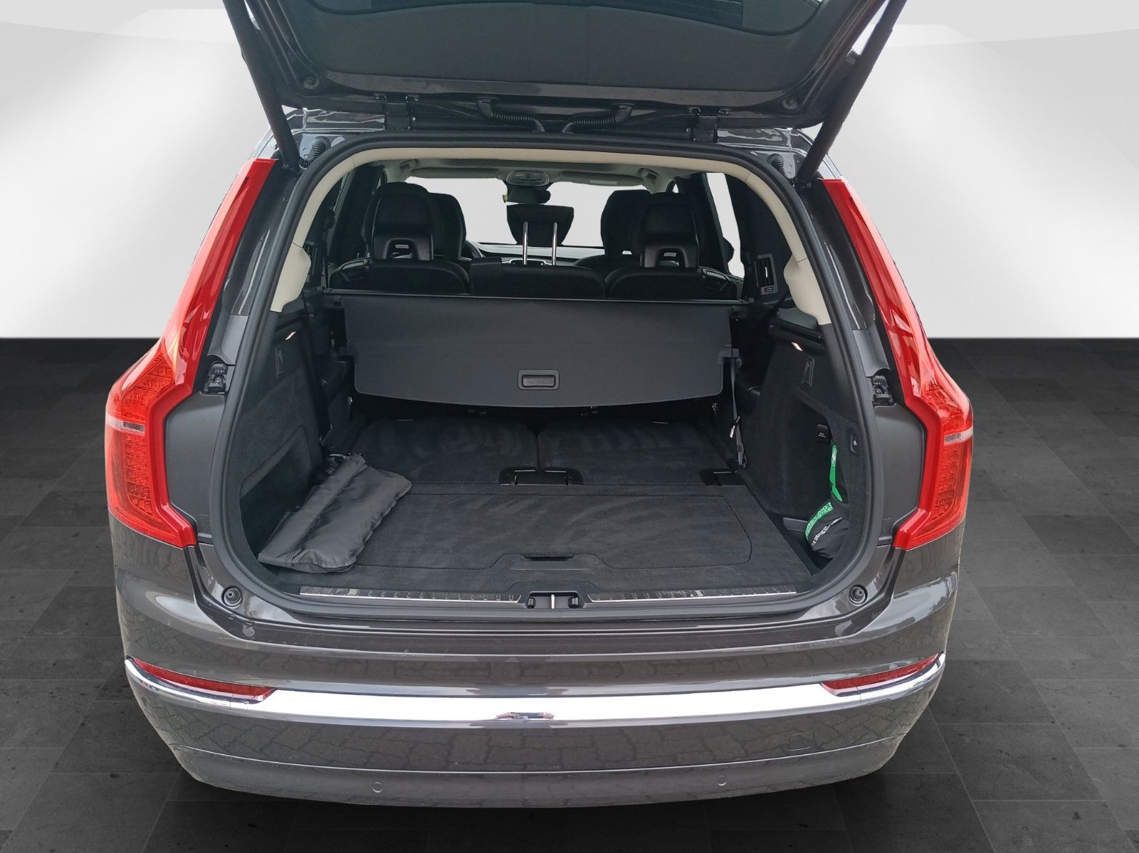 Volvo XC90 T8 Twin Engine AWD - Samsaru's Car Outlet