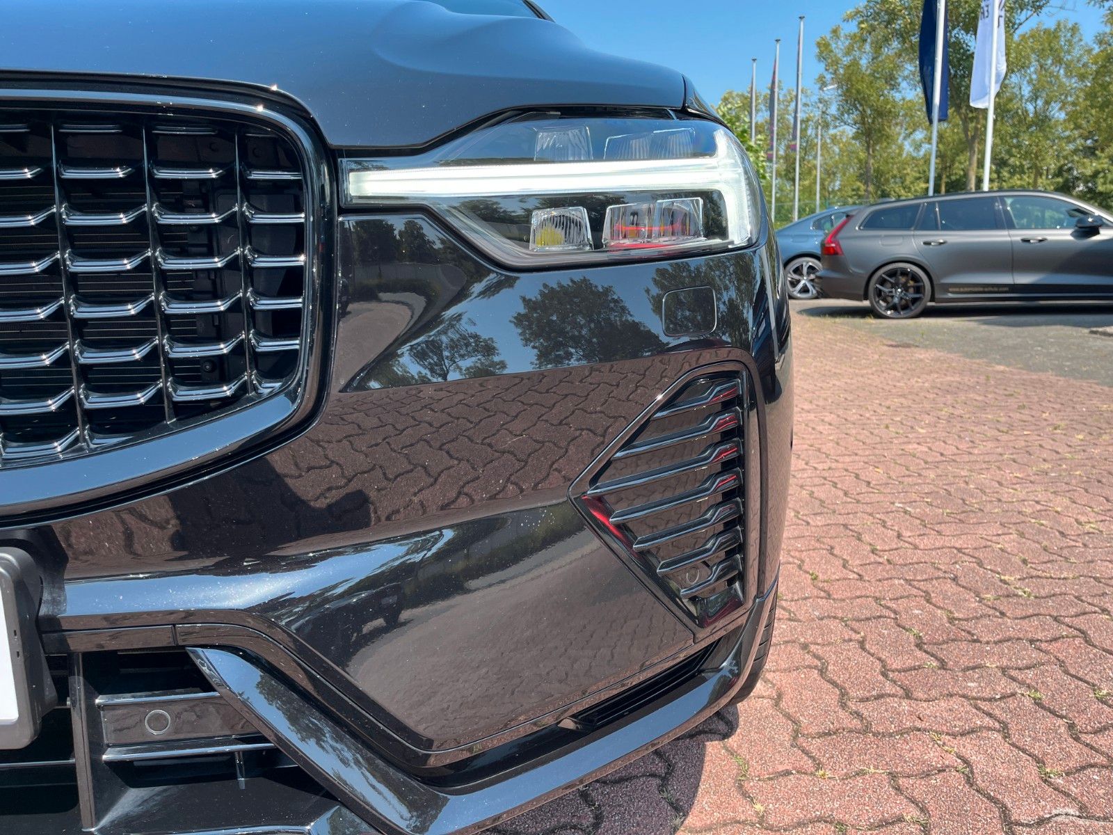 Volvo XC60 T6 Plug-in Hybrid ULTRA BLACK EDITION - Samsaru's Car Outlet