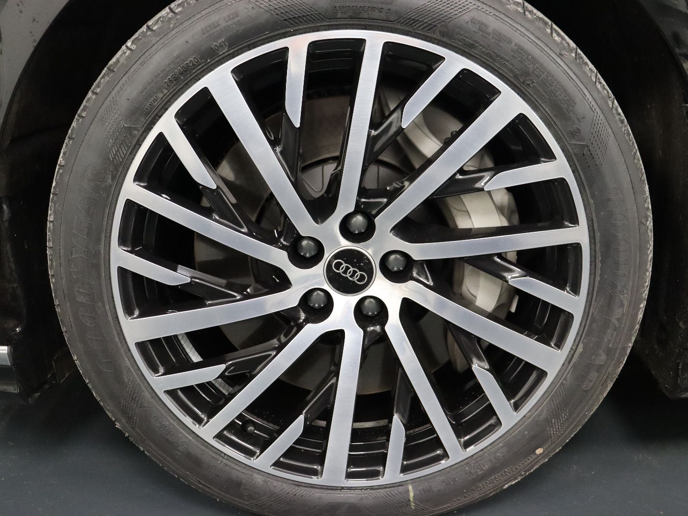 Audi A8 lang 60 TFSI e quattro - Samsaru's Car Outlet