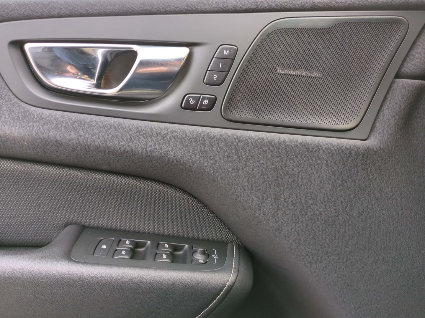 Volvo XC60 R Design Recharge Plug-In Hybrid AWD T8 Twi