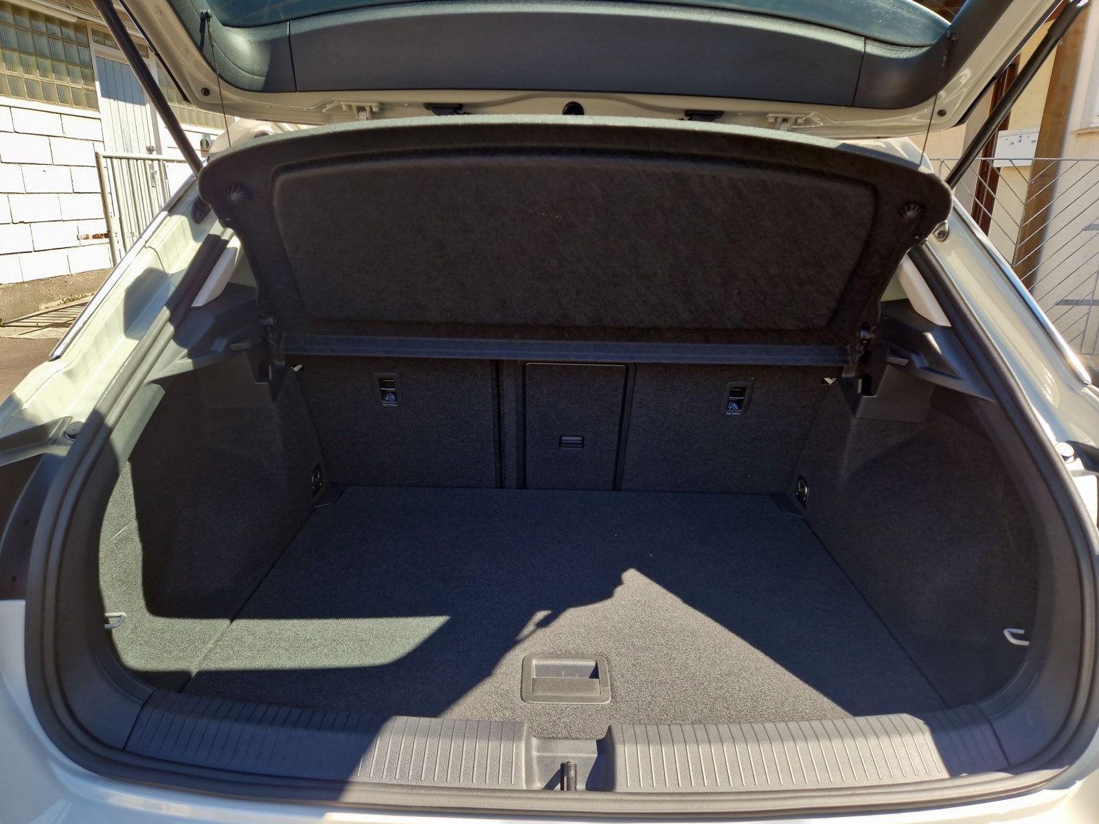 Volkswagen T-Roc Life - Samsaru's Car Outlet