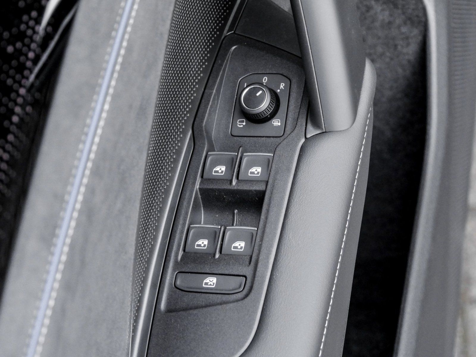 Volkswagen Tiguan R-Line eHybrid AHK 20" Harman Leder IQ.Li