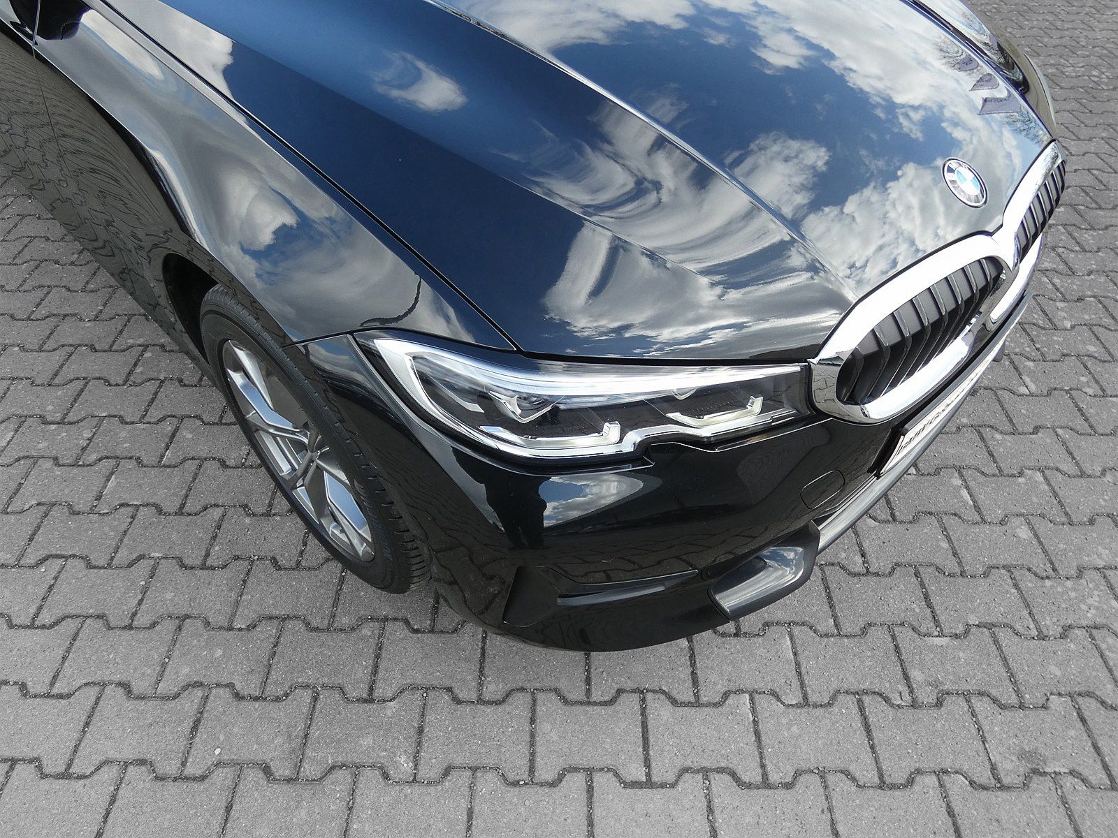 BMW 320i xDrive Limousine Sport Line HiFi DAB LED