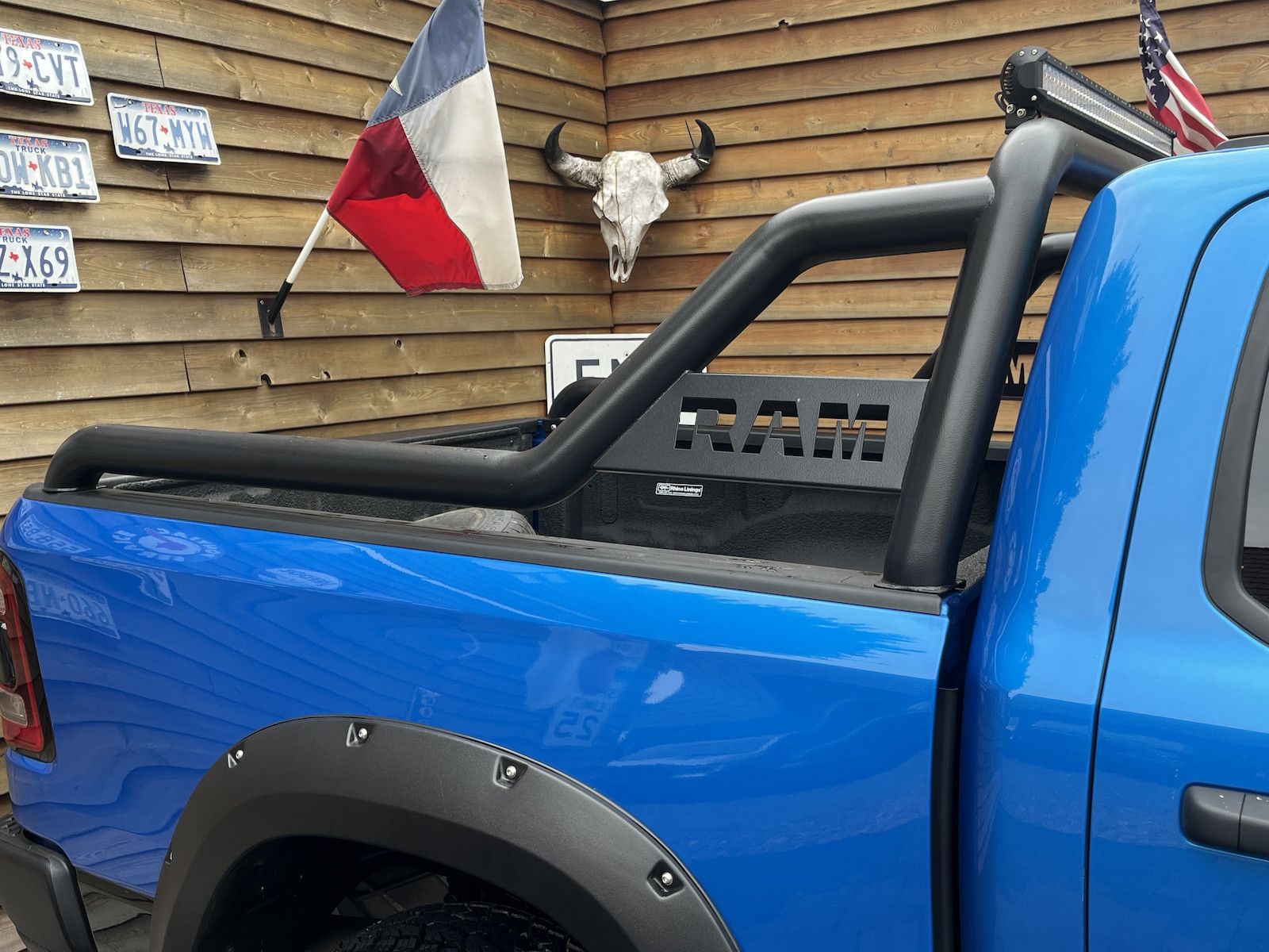 Dodge RAM 1500 REBEL 4x4 LPG AHK 5,7L LED Rollbar