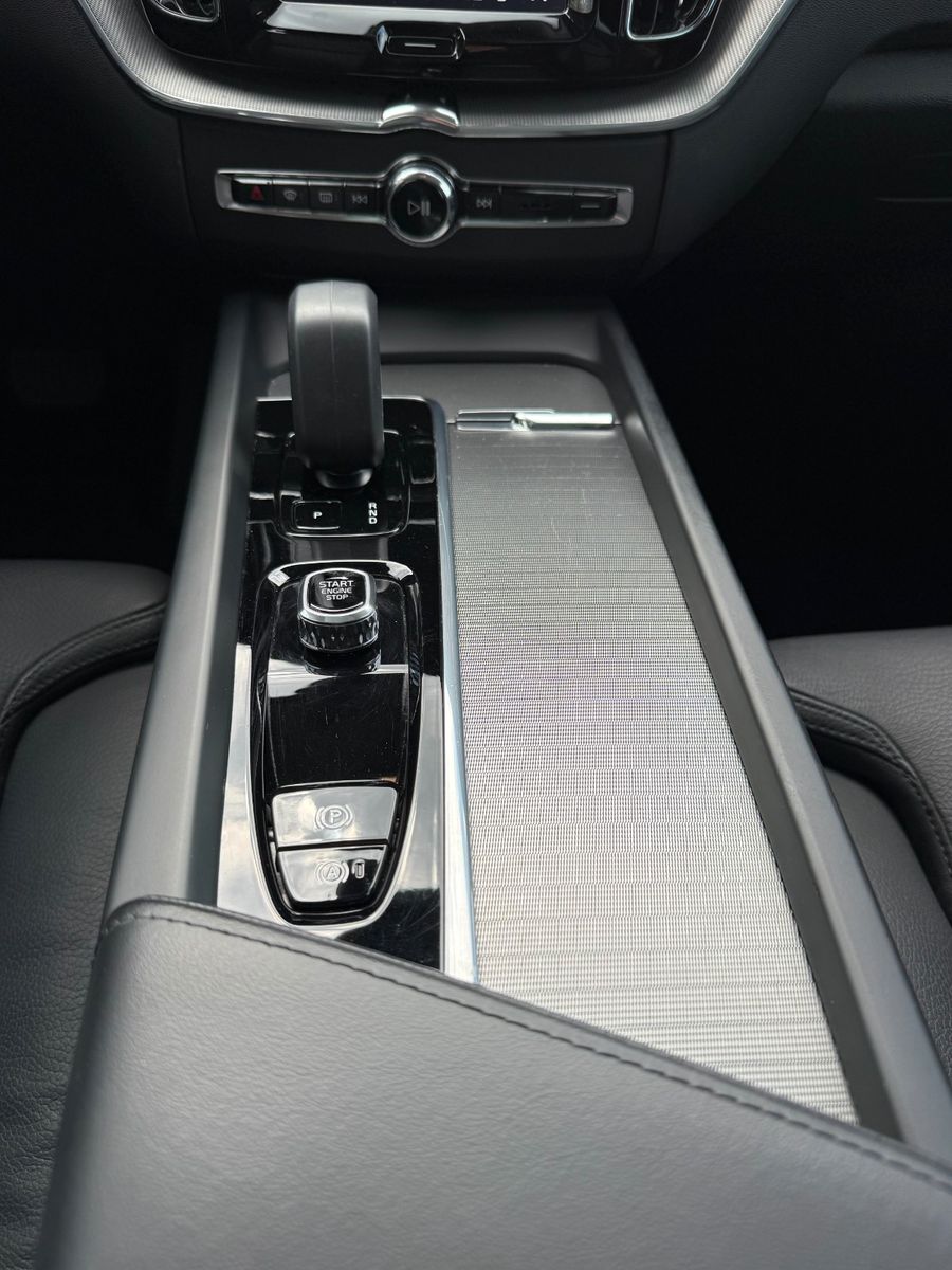 Volvo XC60 B4 AWD ULTIMATE DARK+STANDHZG+AHK+22"+LEDER