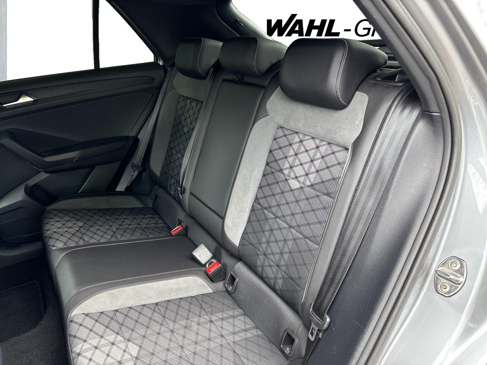Volkswagen T-Roc 1.5 TSI R-LINE - Samsaru's Car Outlet